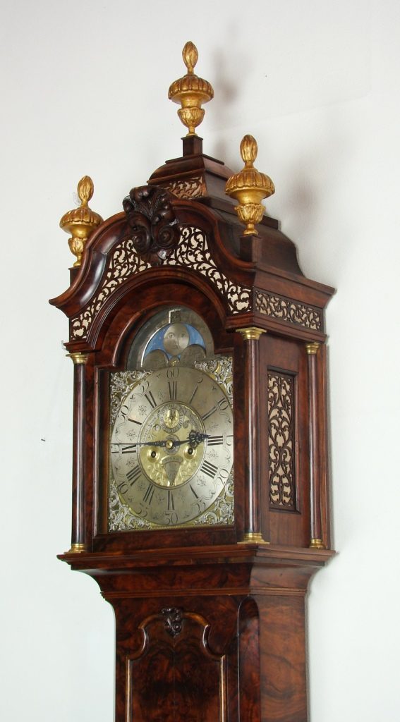 ga verder versus Stimulans Amsterdams staand horloge gemaakt omstreeks 1730. Klein formaat, 262 cm, in  wortelnoten kast.